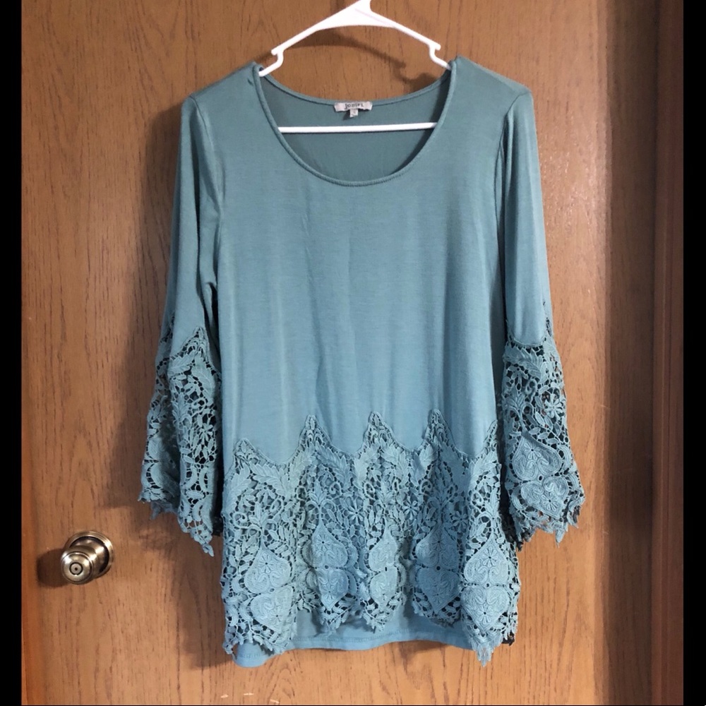 Seafoam Colored Top W/ Lace!